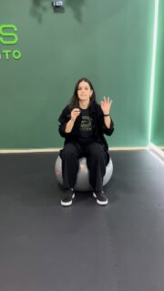 Se você trabalha sentada o dia todo, o seu corpo PRECISA estar preparado para isso! 💪🏻

E o que vai fazer você ficar mais produtiva e pensar menos na dor é FORTALECER o seu corpo, e nós podemos te ajudar nisso! 🫡

Então clica no link da bio e agende sua aula experimental 📞
