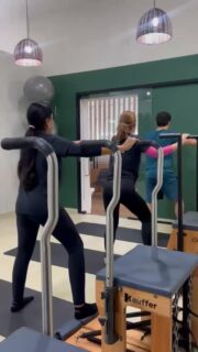 O Pilates muda a forma como você enxerga o seu corpo, você percebe que aquela dor não é maior que você, que é possível se movimentar com mais leveza e que o exercício físico e o movimento pode ser prazeroso! 

Agende sua aula pelo link da bio 📞