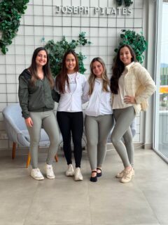 Nesse último fim de semana nossa equipe participou de um curso presencial com a Thalyssa Laranjeiras, referência no mundo do Pilates. 📚

Teve muito aprendizado sobre movimento, exercícios avançados, correções e como tratar patologias no Pilates. 

Temos muito orgulho em dizer que somos um dos poucos estúdios de Pilates de Assis/Tarumã que mais investe em conhecimento! Nossa equipe é totalmente preparada e qualificada para cuidar de você 🙏🏻